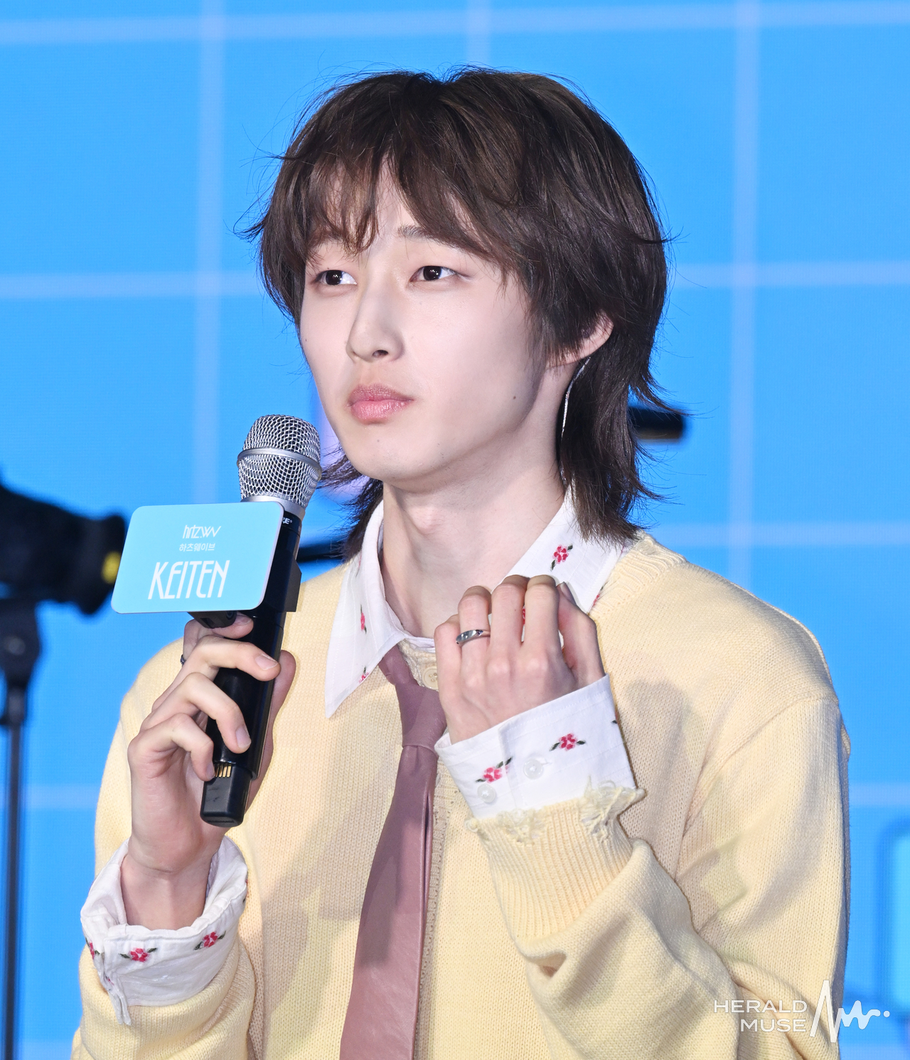 [헤럴드뮤즈=윤병찬 기자] 8일 오후 서울 마포구 문화비축기지 공연장에서 하츠웨이브(hrtz.wav) 데뷔 발매 기념 쇼케이스 열렸다.
Mnet ‘스틸하트클럽’에서 각 포지션별 1위를 차지한 멤버들로 결성된 5인조 밴드 하츠웨이브는 마음과 소리의 주파수를 뜻하는 ‘hrtz’와 고음질 사운드, 그리고 파동을 상징하는 ‘wav’가 결합된 이름으로 세상에 새로운 물결을 일으키겠다는 의미를 담고 있다.