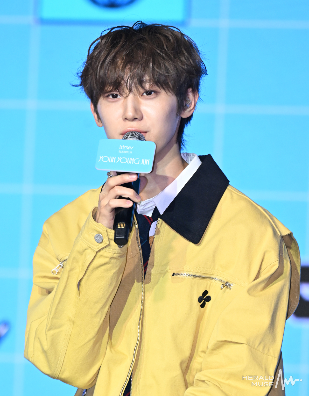 [헤럴드뮤즈=윤병찬 기자] 8일 오후 서울 마포구 문화비축기지 공연장에서 하츠웨이브(hrtz.wav) 데뷔 발매 기념 쇼케이스 열렸다.
Mnet ‘스틸하트클럽’에서 각 포지션별 1위를 차지한 멤버들로 결성된 5인조 밴드 하츠웨이브는 마음과 소리의 주파수를 뜻하는 ‘hrtz’와 고음질 사운드, 그리고 파동을 상징하는 ‘wav’가 결합된 이름으로 세상에 새로운 물결을 일으키겠다는 의미를 담고 있다.