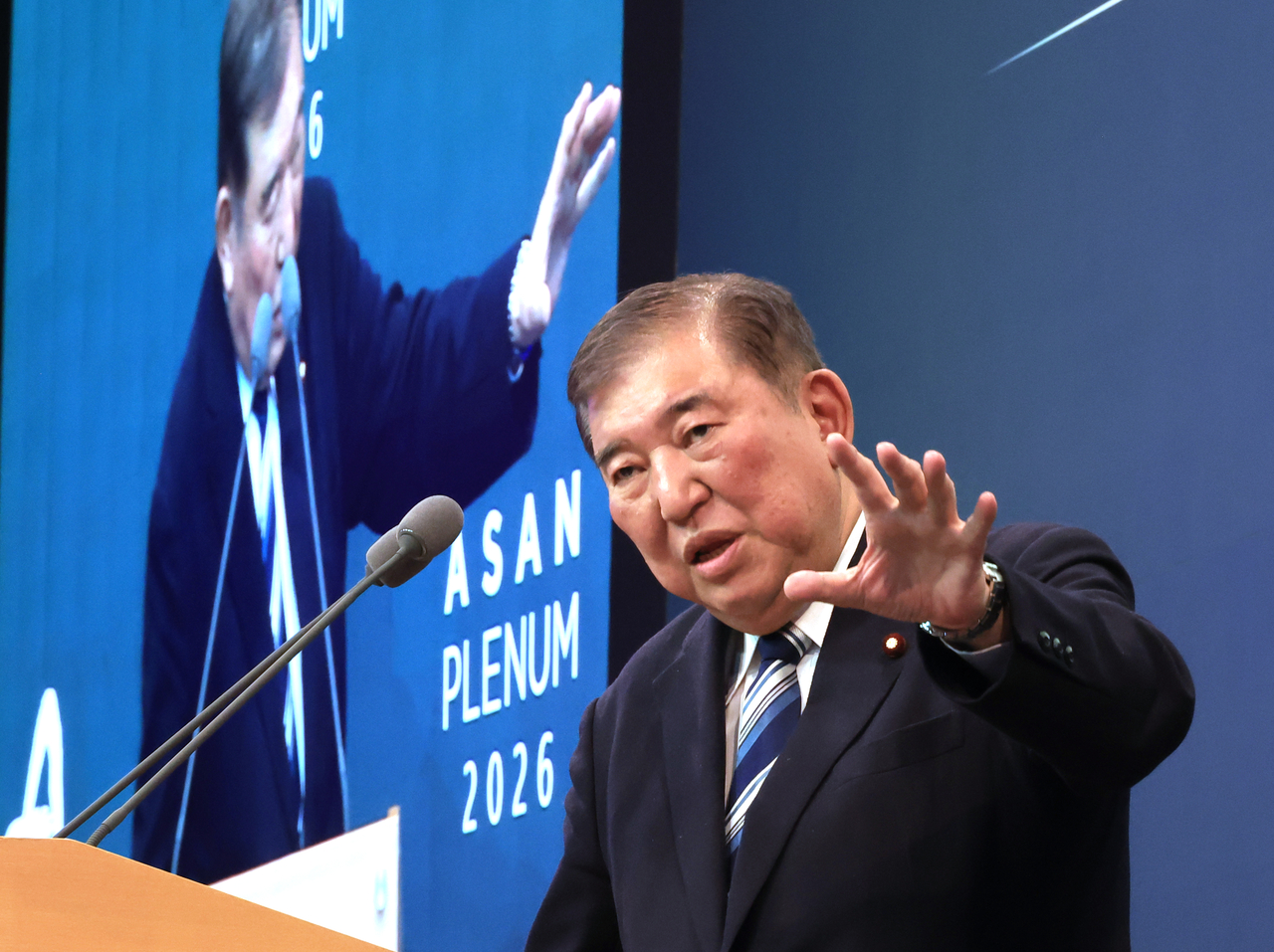 Former Japanese Prime Minister Shigeru Ishiba speaks during the opening session of the Asan Plenum forum, hosted by the Asan Institute of Policy Studies, in Seoul, on Wednesday. (Yonhap)