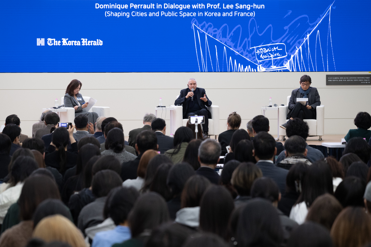 Dominique Perrault (center), Lee Sang-hun (right), emeritus professor of architecture at Konkuk University, and moderator Kim Hoo-ran, editor-at-large at The Korea Herald, take part in the “Shaping Cities and Public Space in Korea and France” discussion at the 2026 Korea Herald Architecture Talk on Tuesday in Seoul. (Yoon Chang-bin/The Korea Herald)