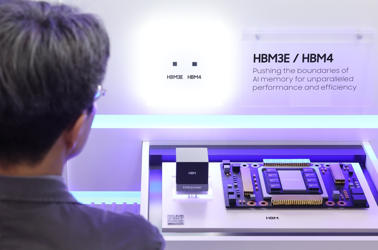 A visitor looks at Samsung Electronics&rsquo; HBM4 display at the Seoul International Semiconductor Exhibition 2025 at Coex in Seoul&rsquo;s Gangnam-gu in October 2025. (Newsis)