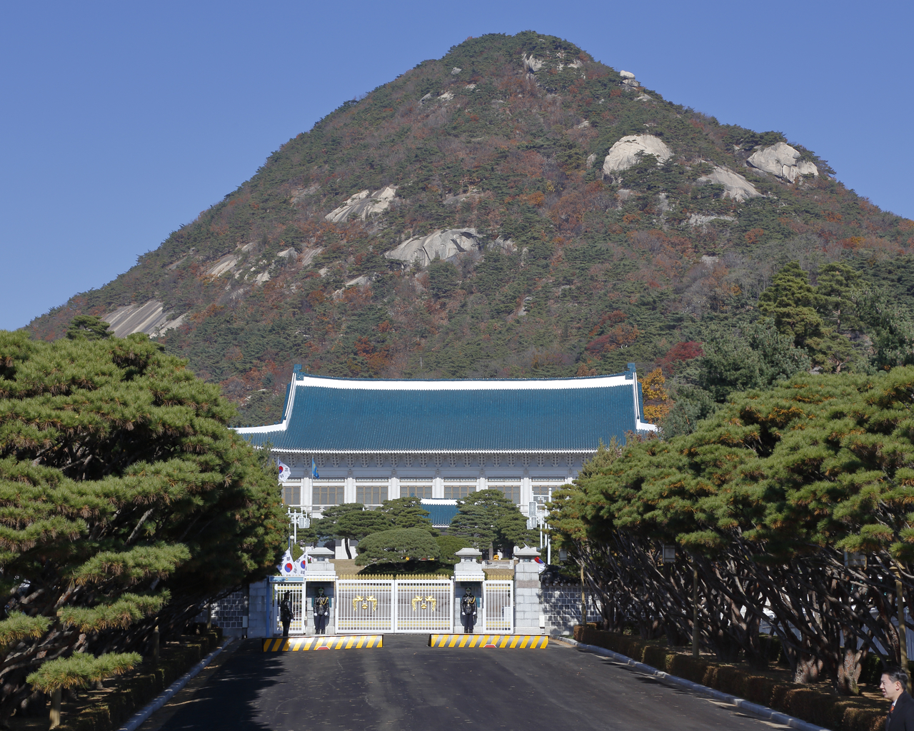 The Office of National Security at Cheong Wa Dae held an emergency meeting Wednesday after North Korea fired multiple ballistic missiles toward the East Sea. (Getty Images)