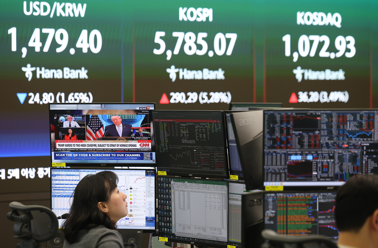 Screens at a dealing room of Hana Bank headquarters in central Seoul show news related to US President Donald Trump, along with the won-dollar exchange rate and the Kospi index, on Wednesday, following the agreement on a two-week ceasefire between the US and Iran. (Yonhap)