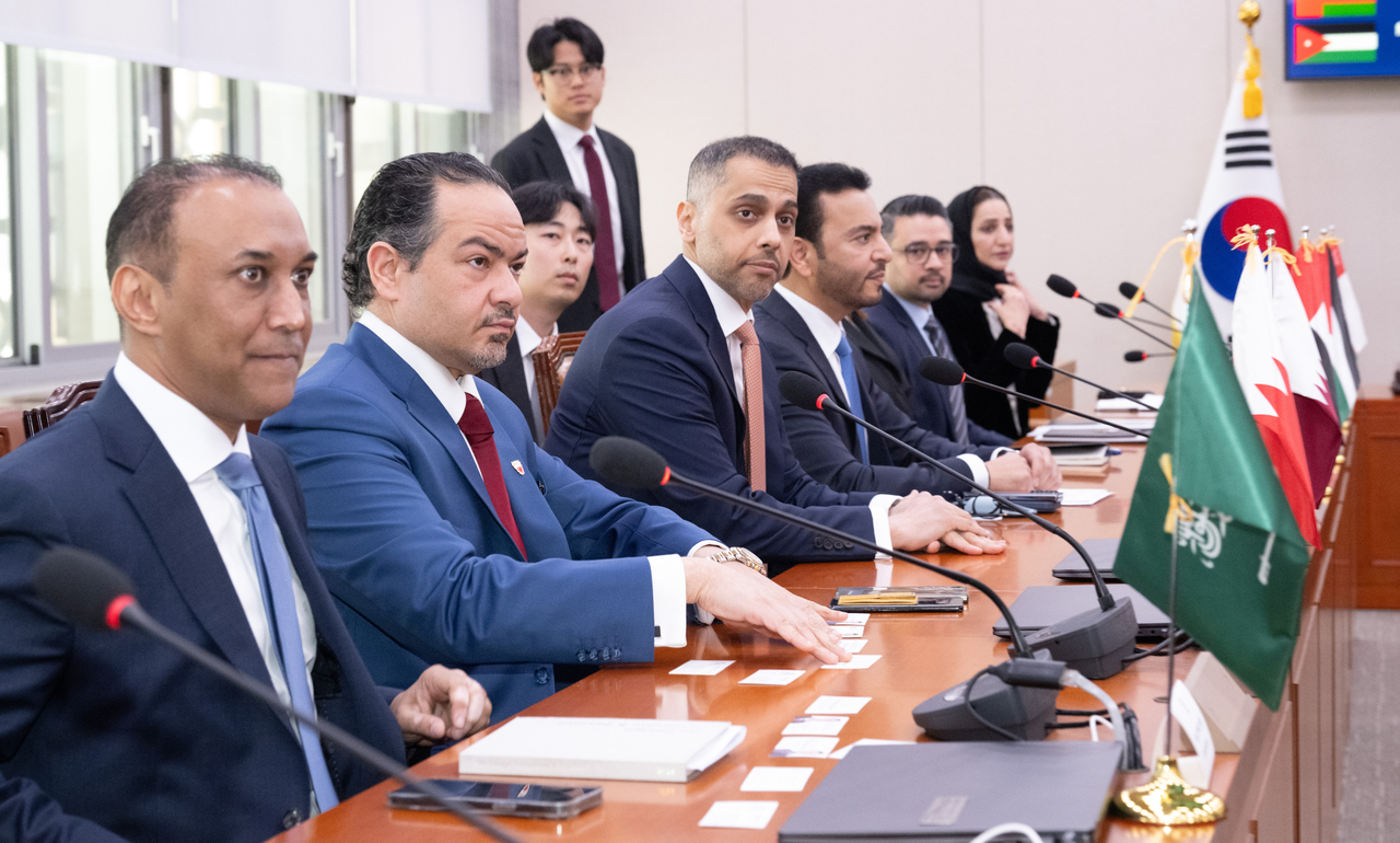From left, front row: Charge d'Affaires of the Embassy of Saudi Arabia in Korea Fahad Mohammed Barakah, Bahrain's Ambassador to Korea Saud Hasan Al Nusuf, Qatar's Ambassador to Korea Khalid Al Hamar, UAE Ambassador to Korea Abdulla Saif Al Nuaimi, Charge d'Affaires of the Embassy of Kuwait in Korea  Ammar Abdulhafedh Maarafi and Charge d'Affaires of the Embassy of Oman in Korea Leem Ali Al Siyabi. Jordanian Ambassador to Korea Asal Al Tal attended the meeting but is not seen in this photo. (Yoon Chang-bin/The Korea Herald)