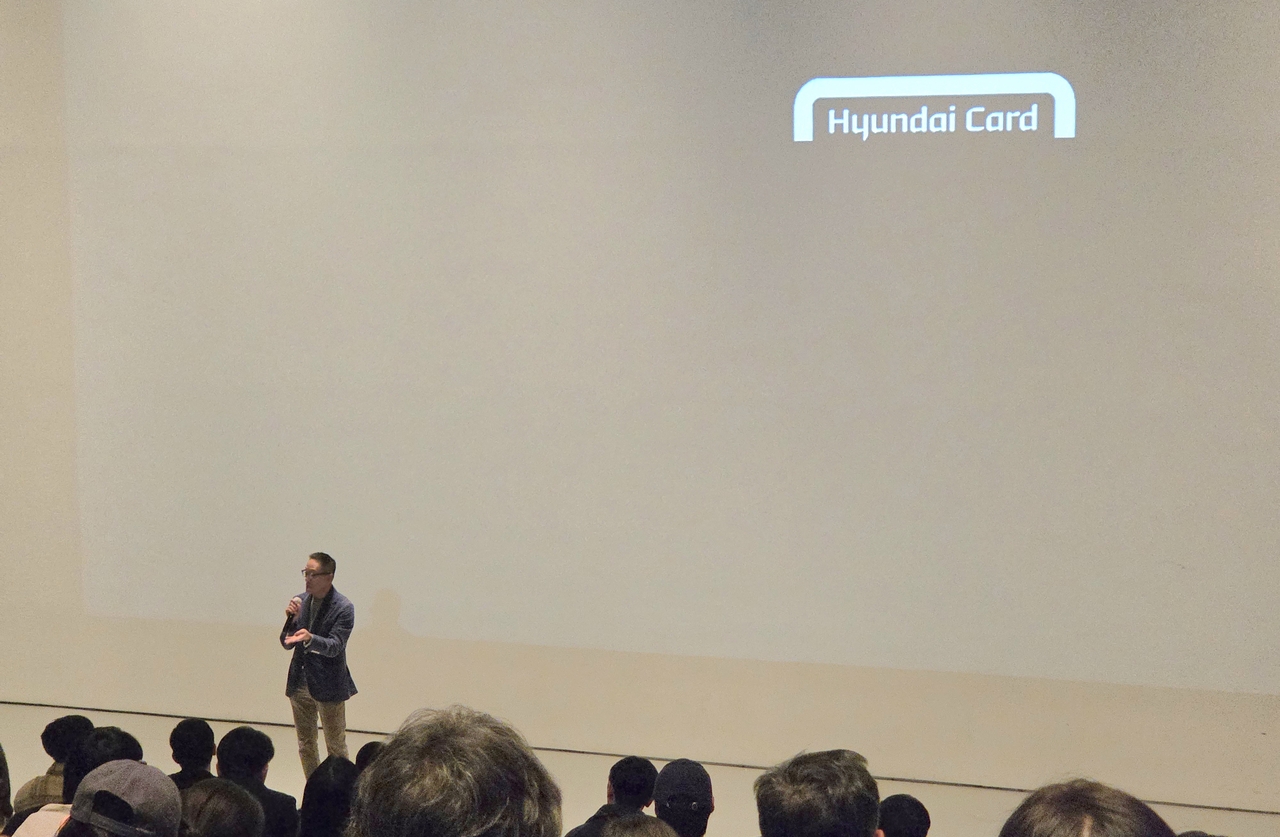 Hyundai Card CEO and Vice Chair Chung Tae-young speaks during a lecture at Seoul National University’s architecture department on Tuesday. (Choi Ji-won/The Korea Herald)