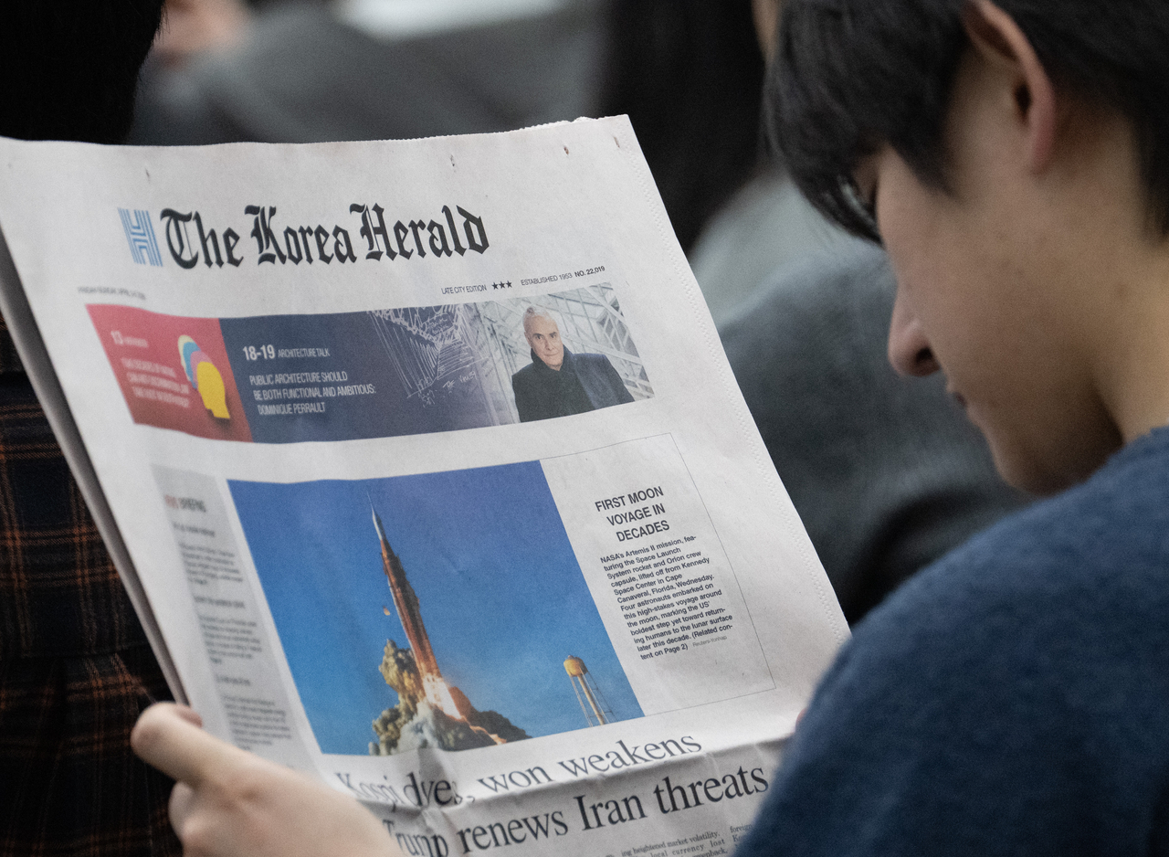 A forum attendee reads a copy of The Korea Herald at the “Architecture Beyond Borders — Dialogue with Dominique Perrault,” held in Seoul on Tuesday. (Im Se-jun/The Korea Herald)