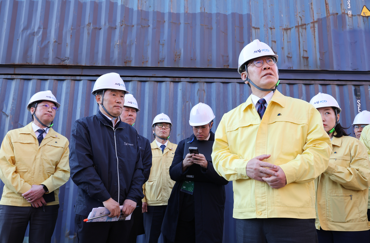 President Lee Jae Myung inspects facilities at the Uiwang Inland Container Depot in Gyeonggi Province on Wednesday. (Pool Photo via Yonhap)