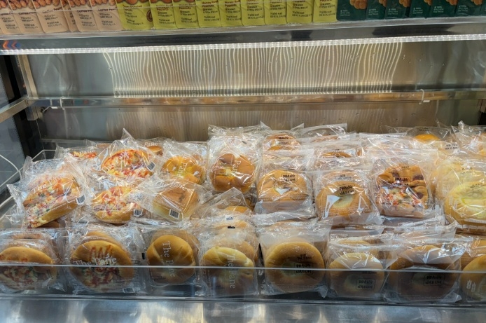 Low-cost bread on sale at a bakery inside Suwon Station. (X)