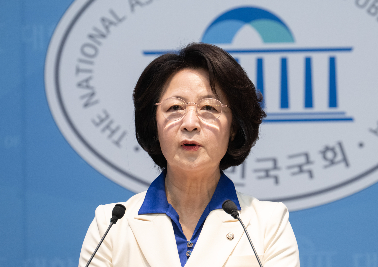 Rep. Choo Mi-ae of the Democratic Party, who was selected Tuesday as the party's candidate for Gyeonggi Province governor, speaks during a press conference at the National Assembly on Wednesday. (Yonhap)