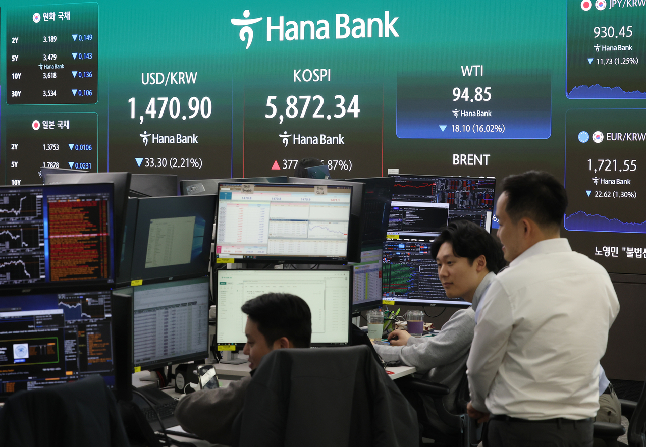 An electronic board showing the Korea Composite Stock Price Index at a dealing room of the Hana Bank headquarters in Seoul on Wednesday. (Yonhap)