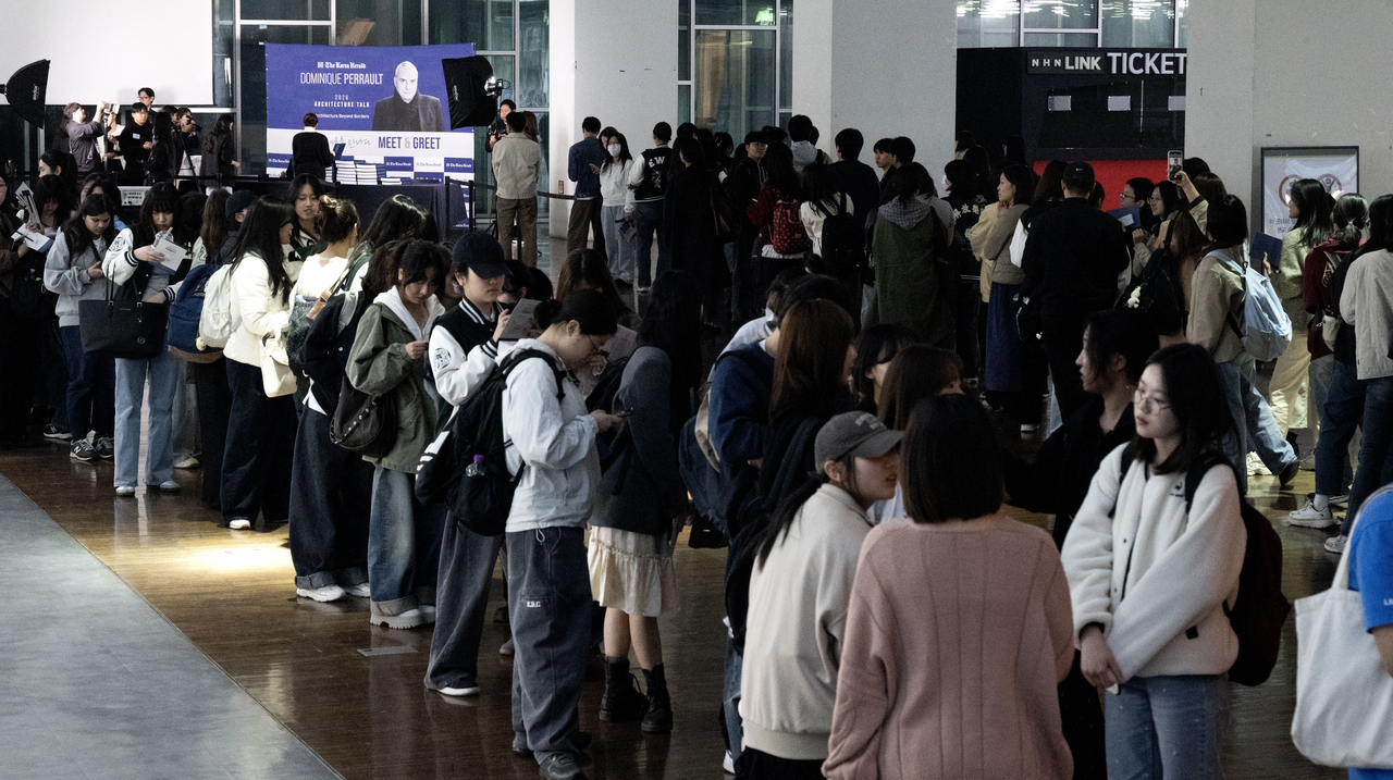 Attendees line up for autographs from Dominique Perrault following “Architecture Beyond Borders — Dialogue with Dominique Perrault,” held in Seoul on Tuesday. (Im Se-jun/The Korea Herald)