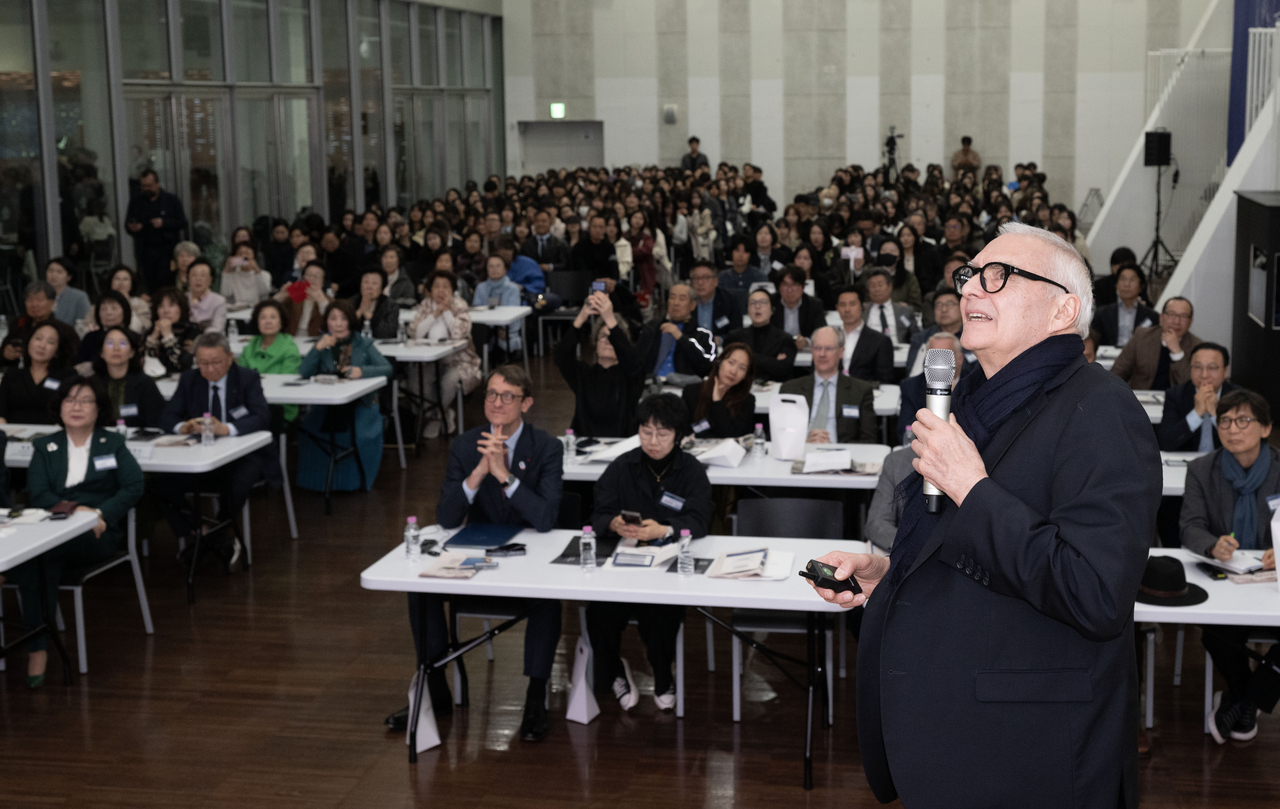 Dominque Perrault gives a lecture during the "Architecture Beyond Borders — Dialogue with Dominique Perrault,” held in Seoul on Tuesday. (Im Se-jun/The Korea Herald)