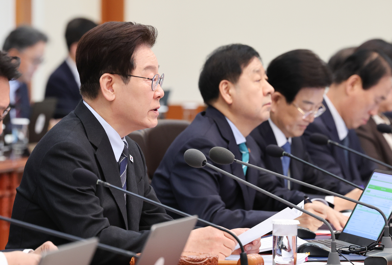 President Lee Jae Myung speaks during a Cabinet meeting at Cheong Wa Dae in Seoul on April 6, 2026.  (Yonhap)
