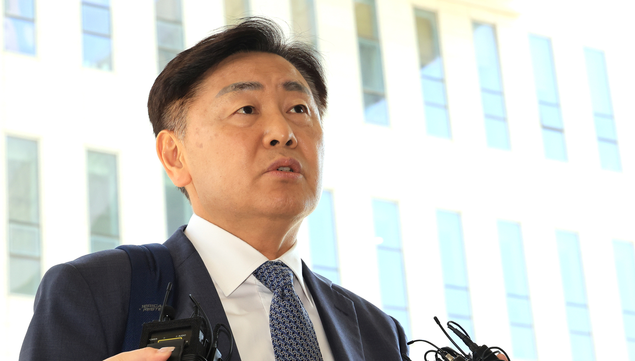 North Jeolla Gov. Kim Kwan-young speaks to reporters as he arrives at the Seoul Southern District Court in the capital on Tuesday. (Yonhap)