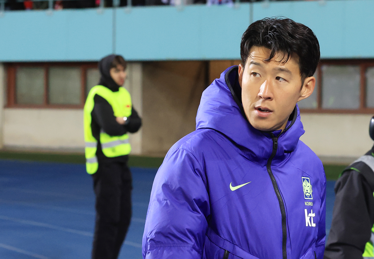Son Heung-min of South Korea looks back toward the pitch after a 1-0 loss to Austria in the teams' friendly football match at Ernst-Happel-Stadion in Vienna in this March 31. (Yonhap)