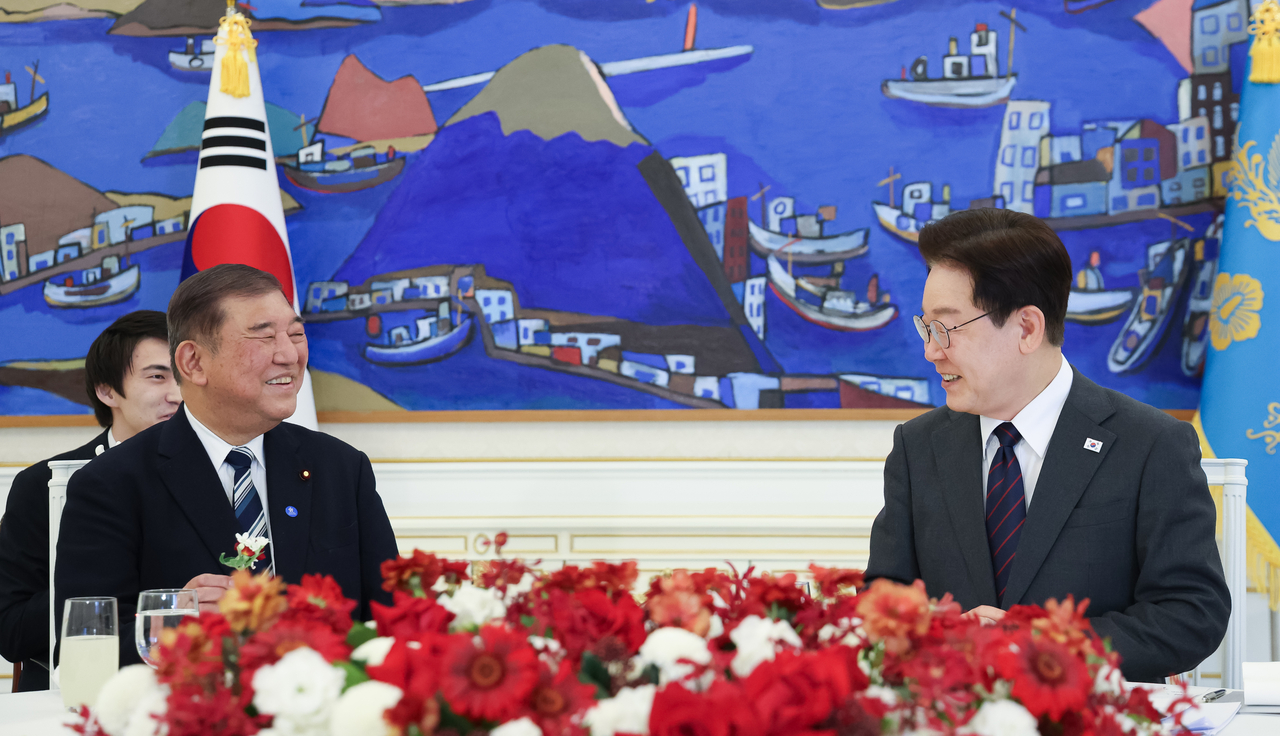 South Korean President Lee Jae Myung (right) speaks to former Japanese Prime Minister Shigeru Ishiba during their meeting over a luncheon Cheong Wa Dae in Seoul on Wednesday. (Yonhap)