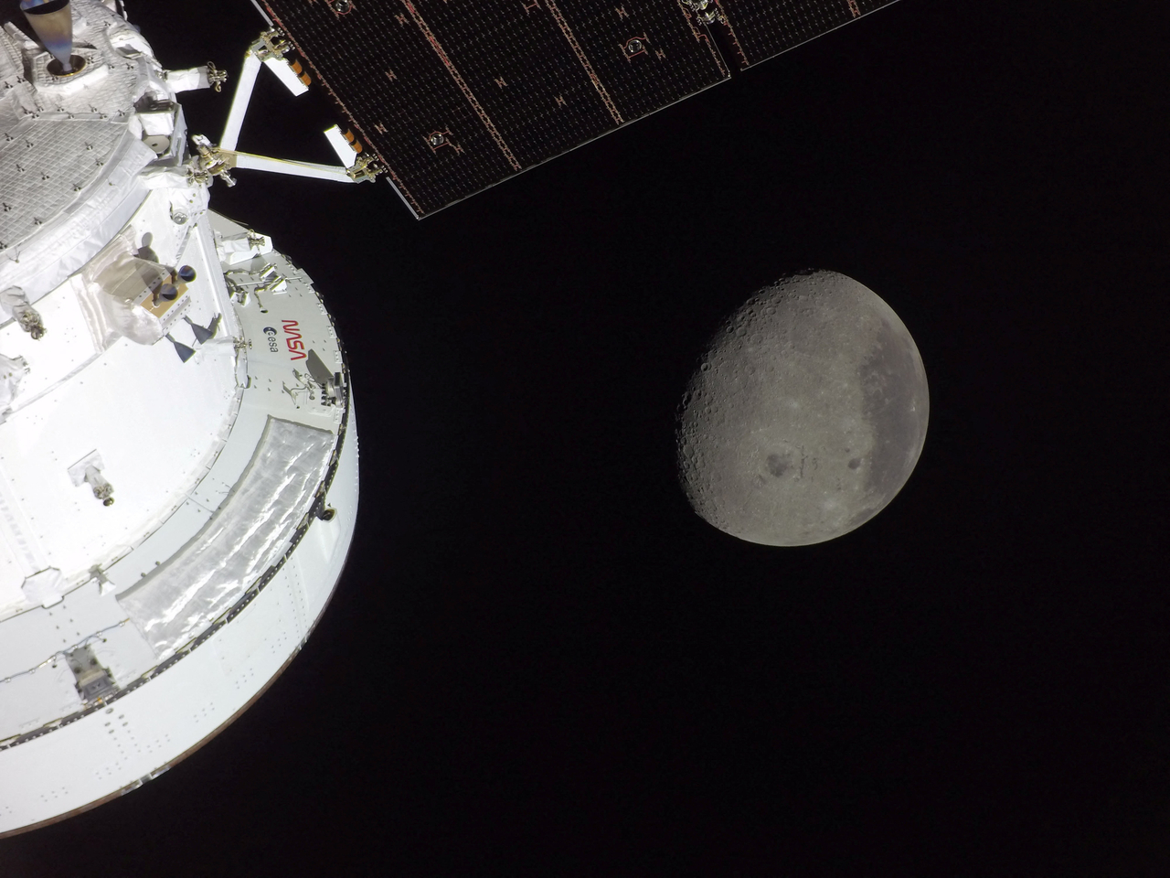 A picture of NASA's Orion spacecraft in the foreground, lit up by the Sun, as a waxing gibbous Moon is visible behind it, photographed by one of the external cameras, Monday.   (Reuters-Yonhap)