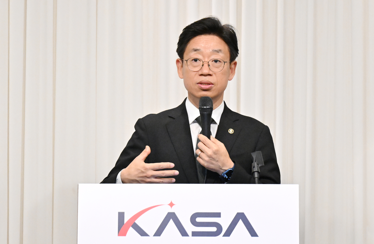 Oh Tae-seog, administrator of the Korea AeroSpace Administration, speaks during a luncheon with reporters in Seoul, Wednesday. (Korea AeroSpace Administration)