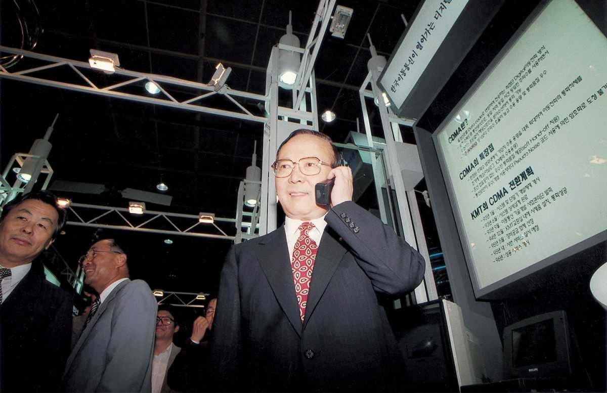 Information and Communication Minister Kyung Sang-hyun makes a test CDMA call at an exhibition on June 12, 1995. (SK Telecom)