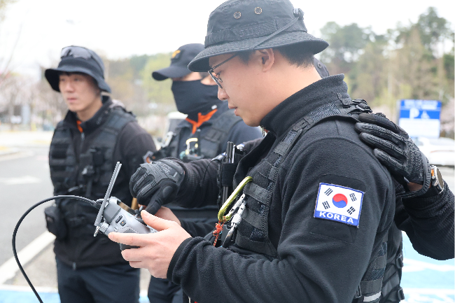 Firefighters operate a drone for an aerial search for a wolf at the Daejeon O World in Sajung-dong, Daejeon, on Thursday morning, the second day since one wolf escaped from the zoo. (Yonhap)