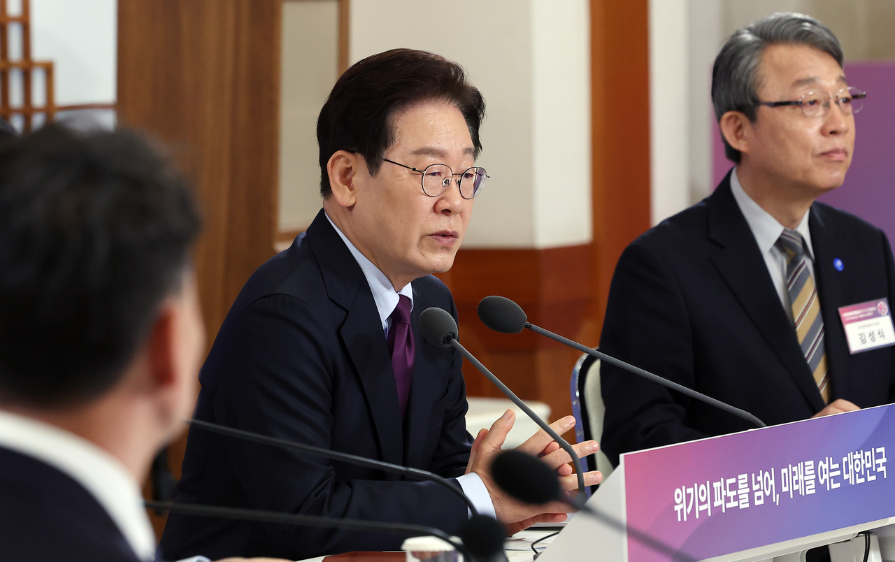 President Lee Jae Myung (L) speaks during the first plenary meeting of the National Economic Advisory Council at the presidential office Cheong Wa Dae in Seoul on Thursday, to discuss measures to cushion the Middle East conflict's impact on the economy. (Yonhap)
