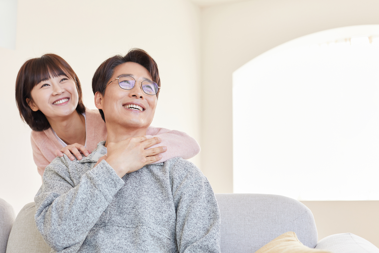 결혼을 앞두고 다주택자인 아버지의 은평구 빌라를 ‘부담부증여’로 받으려던 직장인 이우리(31) 씨. 당연히 절세가 될 줄 알았으나 예상치 못한 ‘상환 능력 입증’ 문제로 취득세 부담 위기에 처하자, 해결책을 찾기 위해 회현동 이택스를 찾았다. [게티이미지뱅크]