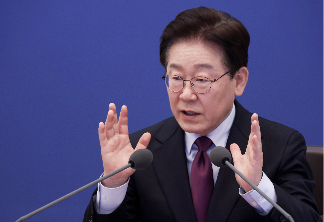 President Lee Jae Myung speaks during a meeting with senior aides at Cheong Wa Dae in Seoul on Thursday. (Yonhap)