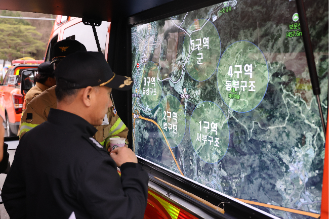 Firefighters hold a briefing at the Daejeon O World in Sajung-dong, on Thursday, the second day since one wolf escaped from the zoo. (Yonhap)
