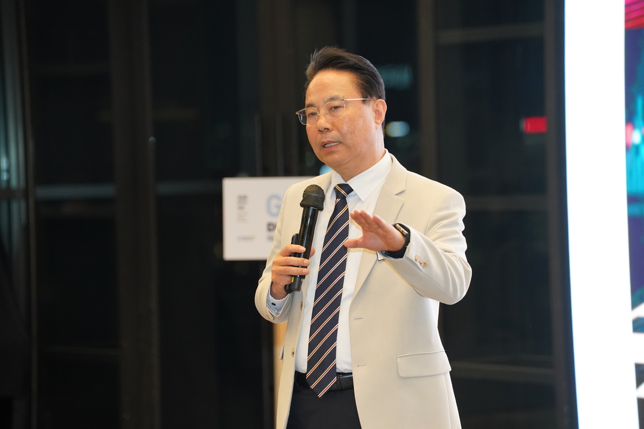 Jeon Byeong-seo, director of the China Economic and Financial Research Institute, speaks during a lecture at the Global Business Forum hosted by The Korea Herald and Herald Business in Seoul on Wednesday. (The Korea Herald)