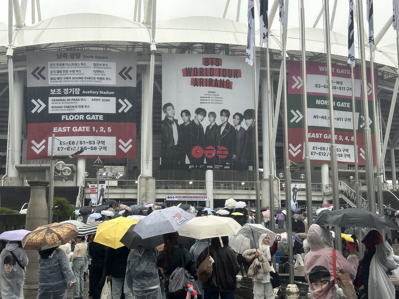 Fans gather in front of Goyang Stadium, the first stop of BTS’ world tour “Arirang,” Thursday. (Lee Jung-joo/The Korea Herald)