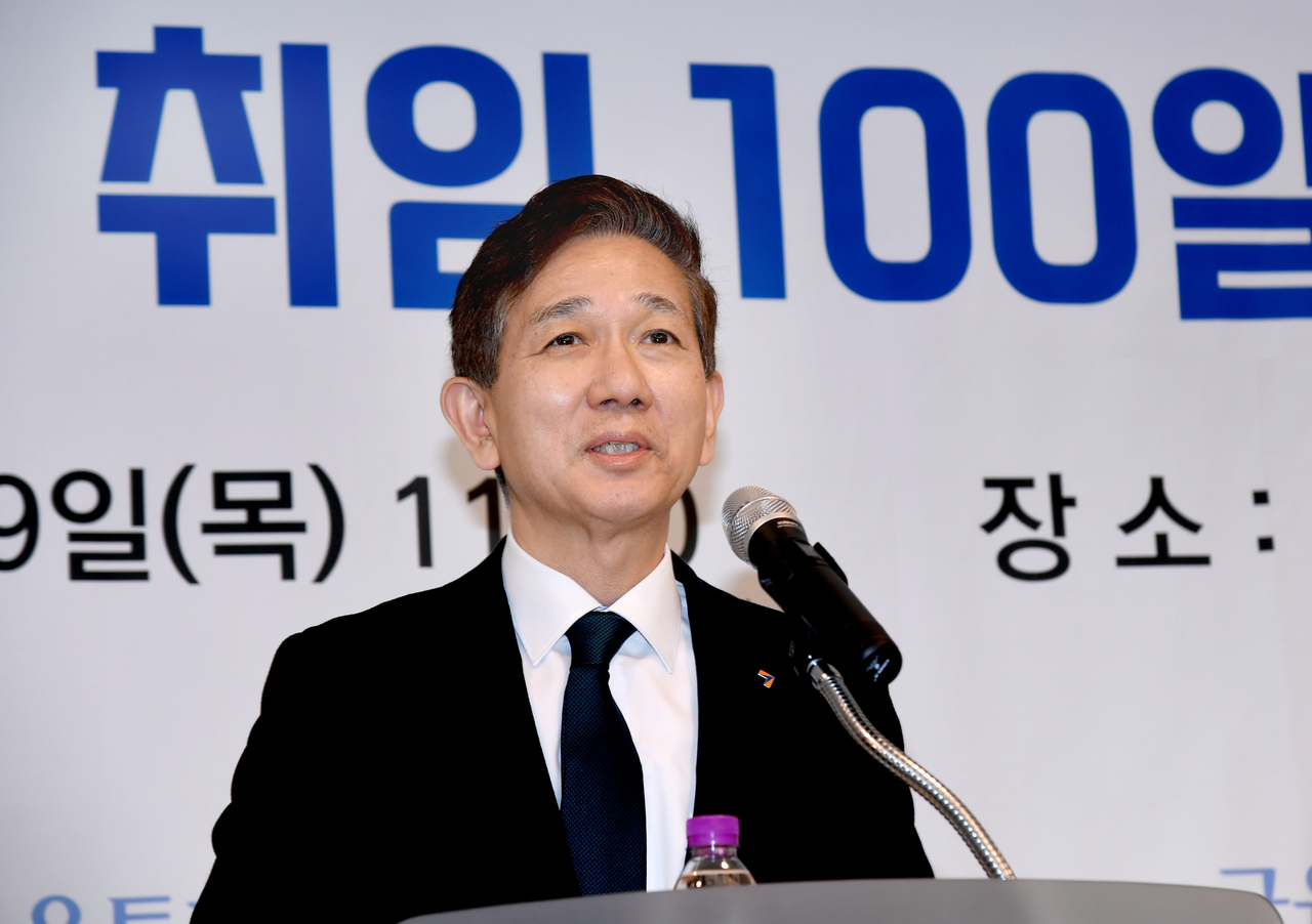 Korea Financial Investment Association Chairman Whang Song-youp speaks at a press conference held to commemorate his first 100 days in office, in Yeouido, western Seoul, Thursday. (Korea Financial Investment Association)