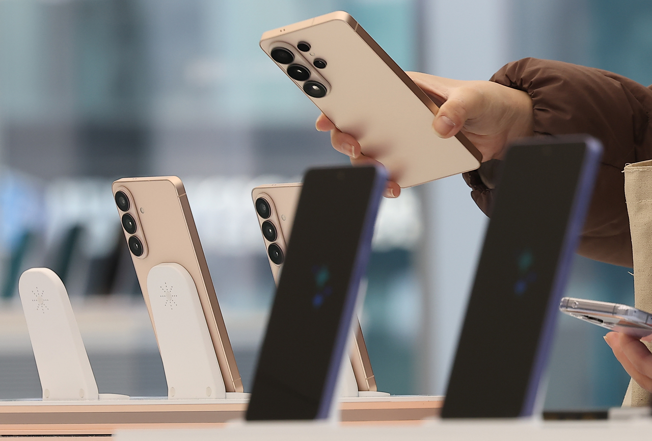 Smartphones are displayed at a store in southern Seoul, in this file photo from March 11. (Yonhap)