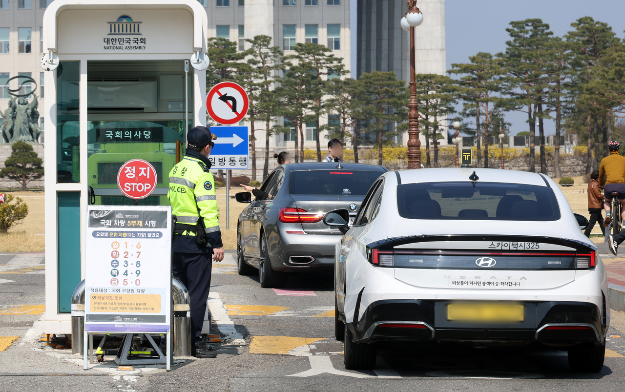 Police officers are dispatched at the entrance of the National Assembly in Seoul on March 25. This photo is not directly related to this article. (Yonhap)