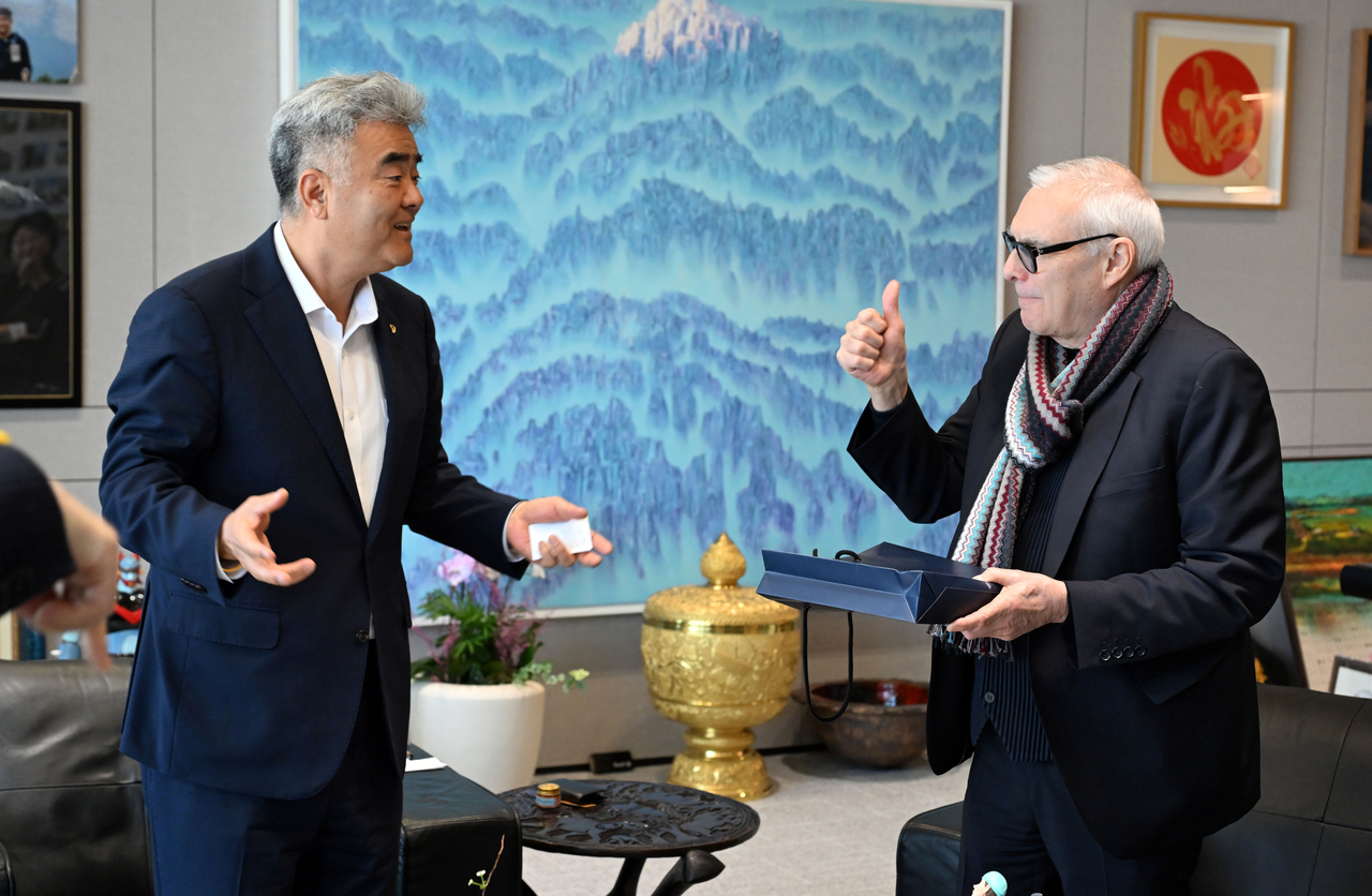 Daewoo Engineering & Construction Chair Jung Won-ju (left) speaks with French architect Dominique Perrault at the company's headquarters in Seoul on Wednesday. (Park Hae-mook/The Korea Herald)