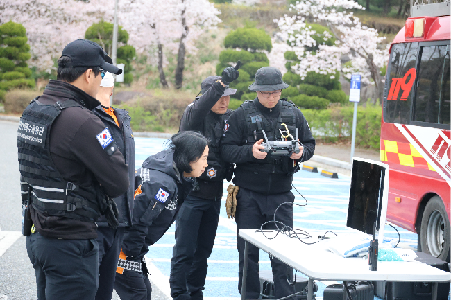 Firefighters operate a drone for an aerial search for a wolf at the Daejeon O World in Sajung-dong, Daejeon, on Thursday morning, the second day since one wolf escaped from the zoo. (Yonhap)
