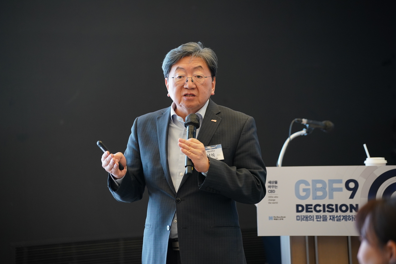 Lee Nam-sik, president of JEI University, speaks during a lecture at the Global Business Forum hosted by The Korea Herald and Herald Business in Seoul on Wednesday. (The Korea Herald)