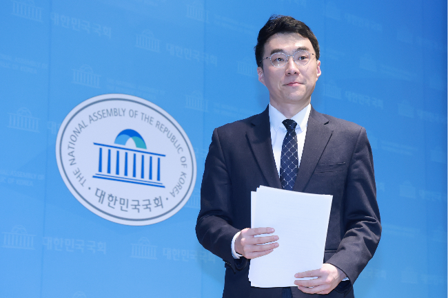 Kim Nam-kuk (center) walks out of a press conference at the National Assembly on Thursday. (Yonhap)