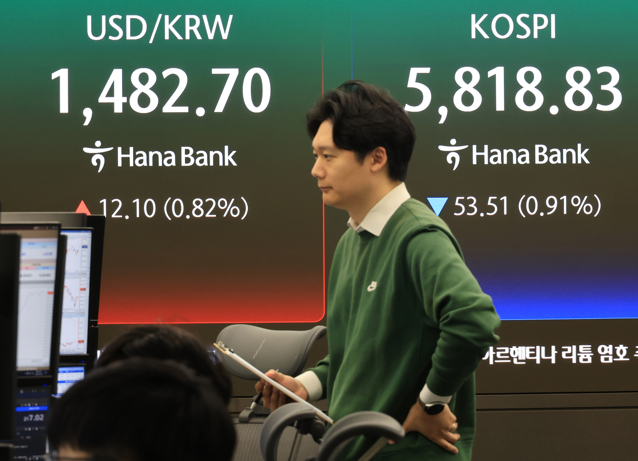 Officials work at the dealing room of Hana Bank in central Seoul on April 9, 2026. (Yonhap)