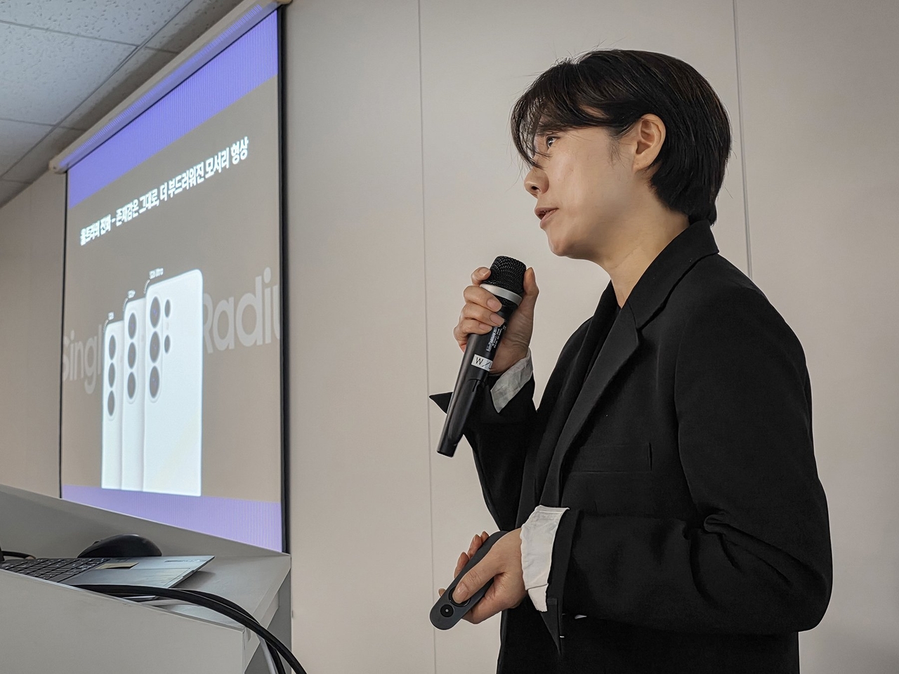 Lee Ji-young, senior vice president of Samsung's MX division design team, explains how the Galaxy S26 Ultra adopted rounder corners to improve grip comfort while preserving the device's visual distinctiveness from other models in the lineup, during a media briefing in Seoul on Thursday. (Samsung Electronics)