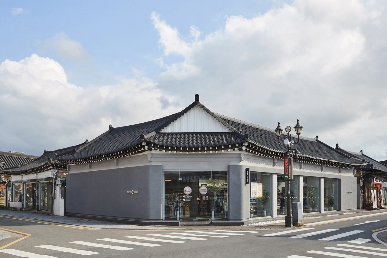 An Olive Young store modeled on traditional Korean architecture in Gyeongju, North Gyeongsang Province (CJ Olive Young)
