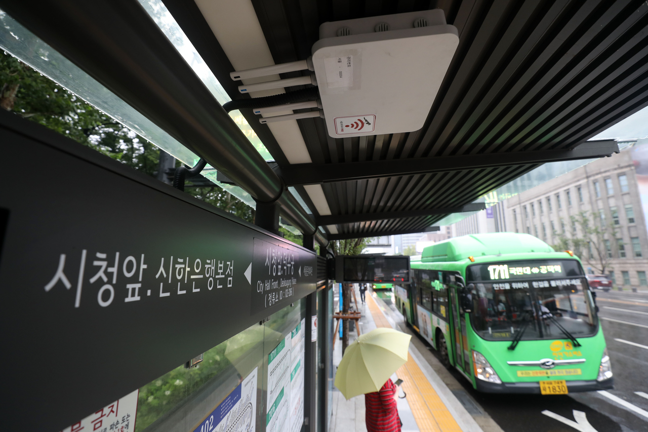 Public Wi-Fi is installed at a bus stop in Seoul. (Newsis)