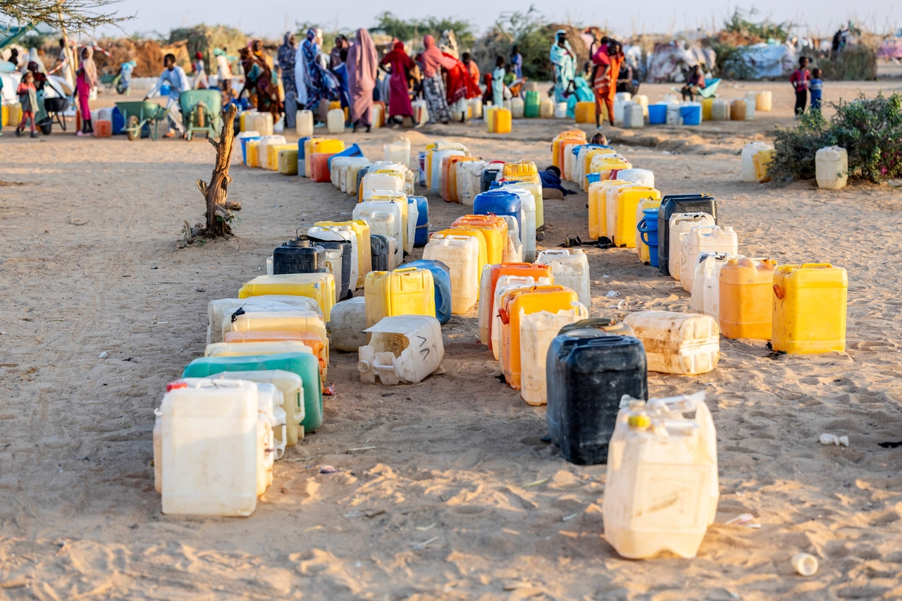 Displaced people queue to fill jerrycans with water in Chad in 2025.   AFP-Yonhap