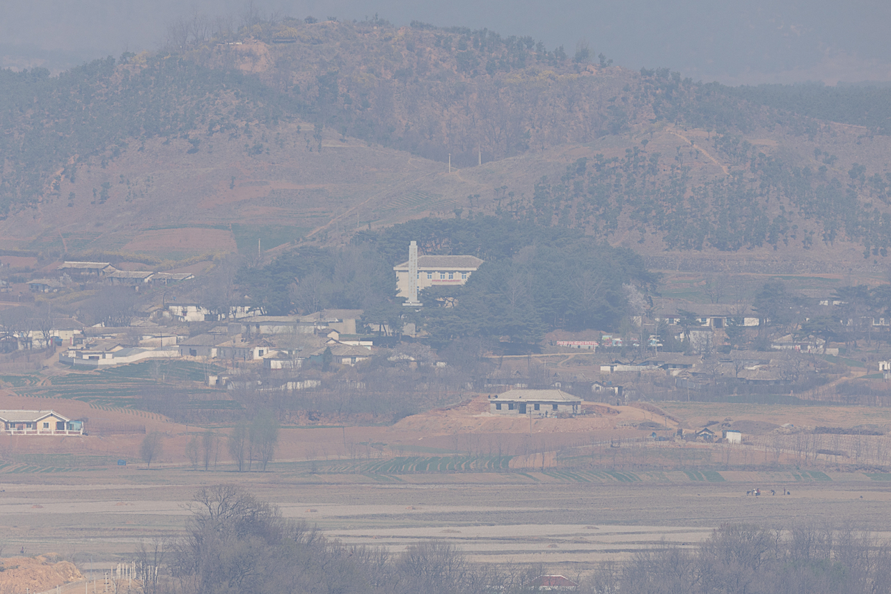 Kaepung County in Hwanghae Province, North Korea, seen from Odusan Unification Observatory in Paju, Gyeonggi Province, on Wednesday (Yonhap)