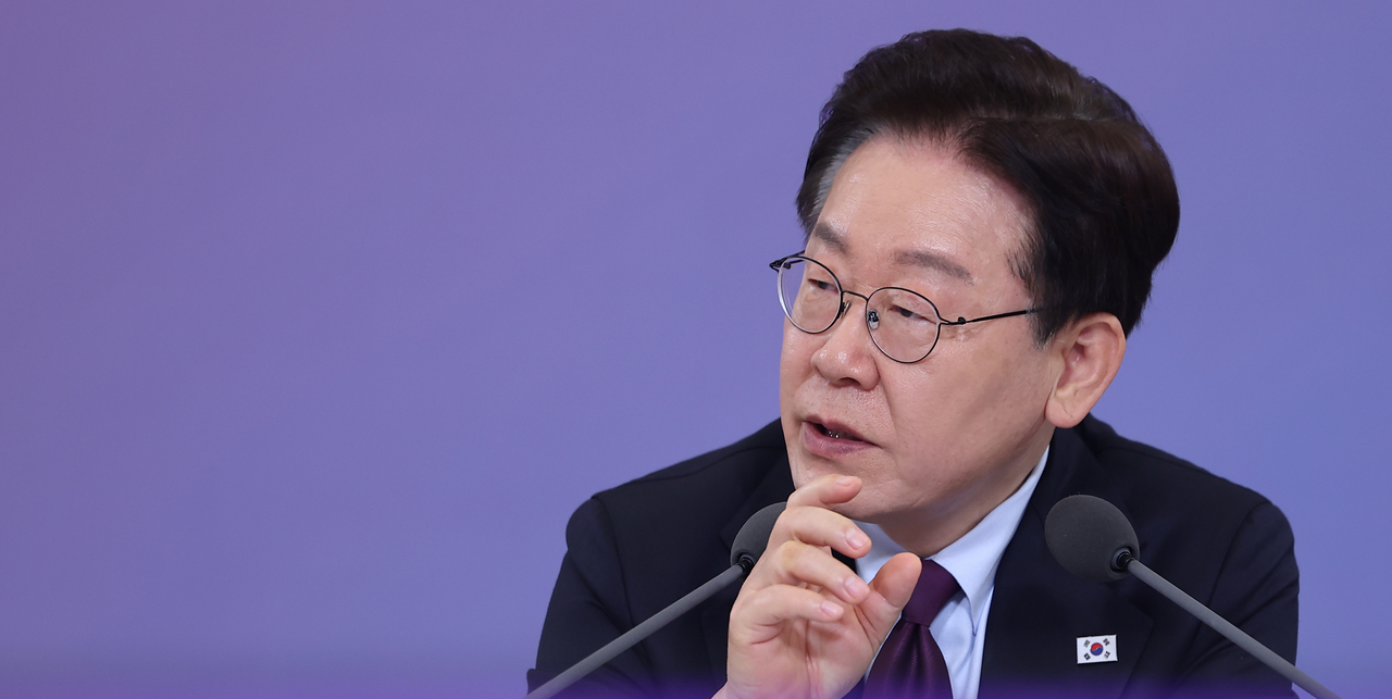 President Lee Jae Myung speaks at an advisory meeting on the national economy, Thursday at Cheong Wa Dae in central Seoul. (Yonhap)