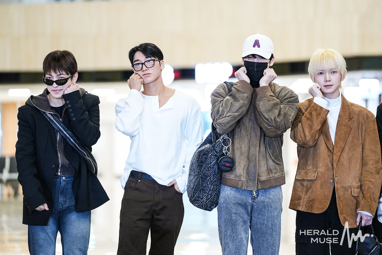 10일 오전 서울 김포국제공항에서 그룹 ‘에이티즈’ 가 해외 일정 참석을 위해 일본 도쿄로 출국하고 있다.