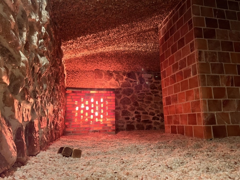 There are various types of saunas in jjimjilbang. The salt room at the jjimjilbang is a facility that utilizes the thermal conductivity and mineral content of salt. Its main benefits include improving blood circulation, relieving pain, and eliminating toxins. (Courtesy of Min)
