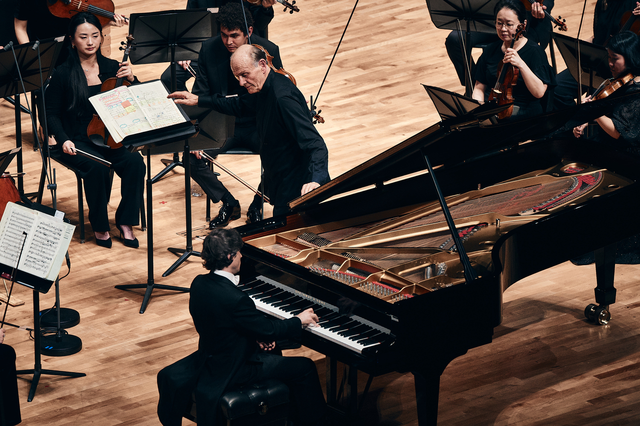 Conductor Gabor Takacs-Nagy, pianist Rafal Blechacz and Verbier Festival Chamber Orchestra perform at the Seoul Arts Center Orchestra Festival on Tuesday at the Seoul Arts Center Concert Hall. (SAC)