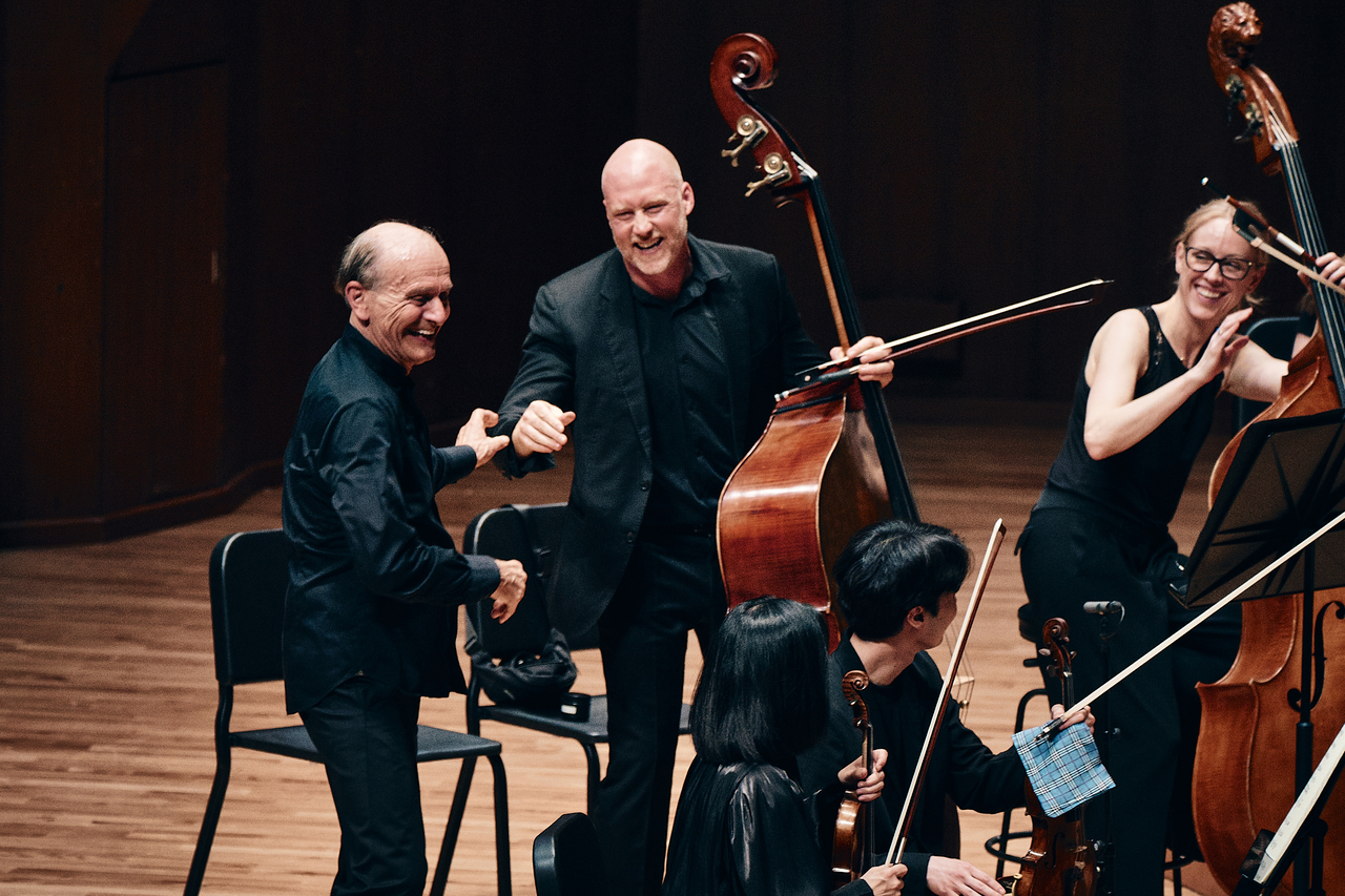 Conductor Gabor Takacs-Nagy and Verbier Festival Chamber Orchestra greet the audience at the Seoul Arts Center Orchestra Festival on Tuesday at the Seoul Arts Center Concert Hall. (SAC)