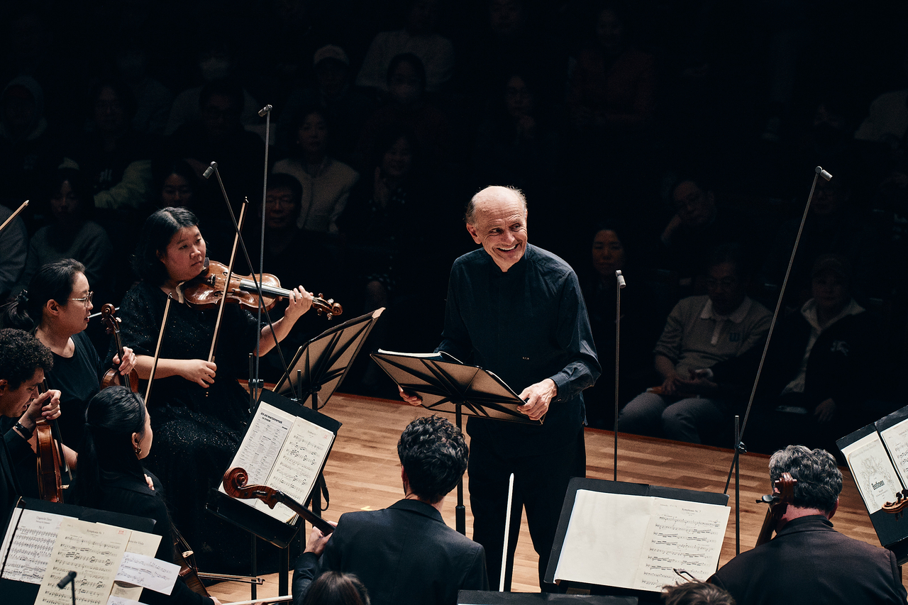 Conductor Gabor Takacs-Nagy and Verbier Festival Chamber Orchestra perform at the Seoul Arts Center Orchestra Festival on Tuesday at the Seoul Arts Center Concert Hall. (SAC)