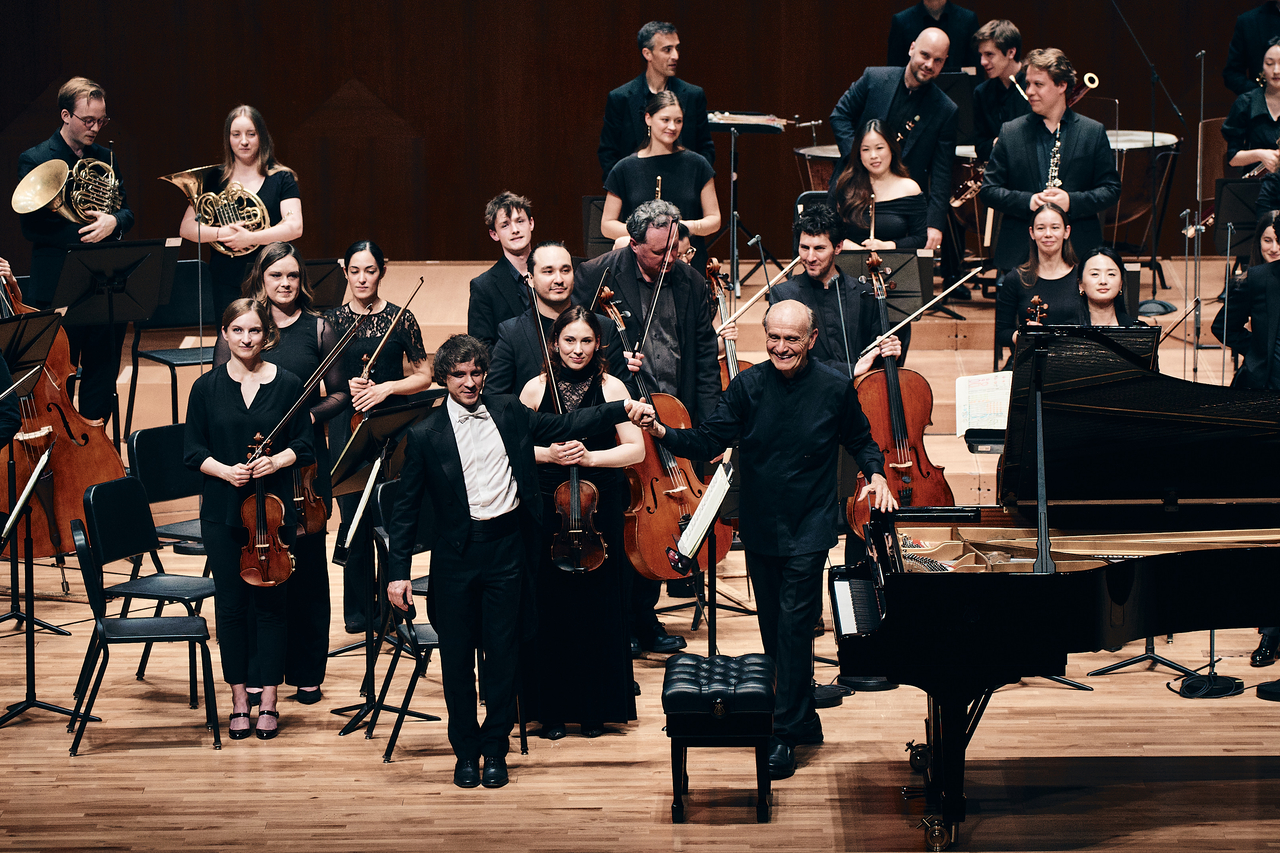 Conductor Gabor Takacs-Nagy, pianist Rafal Blechacz and Verbier Festival Chamber Orchestra greet the audience at the Seoul Arts Center Orchestra Festival on Tuesday at the Seoul Arts Center Concert Hall. (SAC)